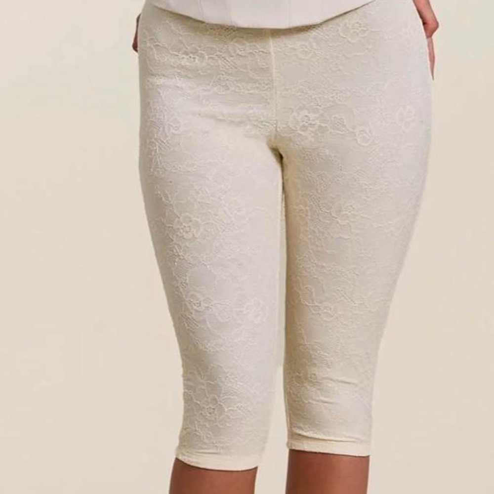 Cream Lace Capri Leggings